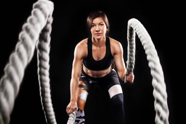 Savaş oturum ipleri. Çekici genç uygun ve birlikte savaş ipler crossfit egzersiz yaparak fonksiyonel eğitim salonunda çalışma dışarı sporcumuz tonda. Çapraz-fit egzersiz motivasyon