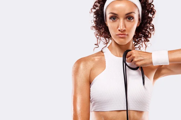 Fitness ve egzersiz beyaz arka plan sportif güzel kadın kalmak için uygun — Stok fotoğraf