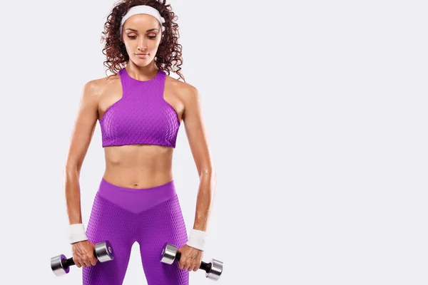 Dumbbells ile sportif güzel kadın beyaz arka plan egzersiz fitness fit kalmak için yapar — Stok fotoğraf