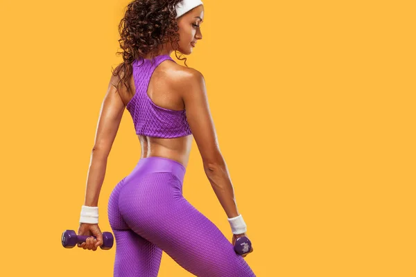 Sportig vacker kvinna med hantlar gör fitness träningen på vit bakgrund för att hålla formen — Stockfoto