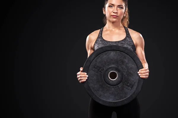 Mulher bonita desportiva fazendo exercício no fundo preto para ficar em forma. Motivação de treino de fitness . — Fotografia de Stock