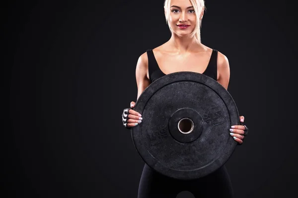 Sportovní krásná žena dělá cvičení cvičení na černém pozadí zůstat fit. . — Stock fotografie