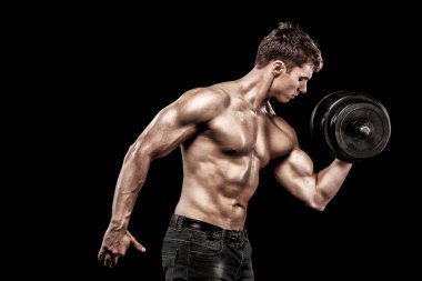 Atletik gömleksiz genç spor adamı - fitness modeli halter salonunda tutar. Kopya alanı metin ön plana.