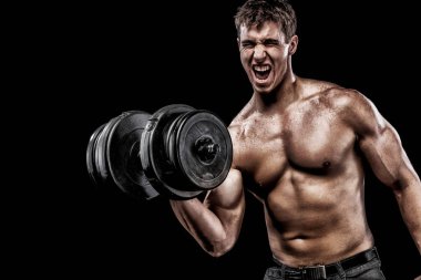 Atletik gömleksiz genç spor adamı - fitness modeli halter salonunda tutar. Kopya alanı metin ön plana.