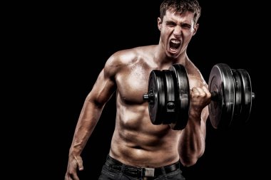 Atletik gömleksiz genç spor adamı - fitness modeli halter salonunda tutar. Kopya alanı metin ön plana.