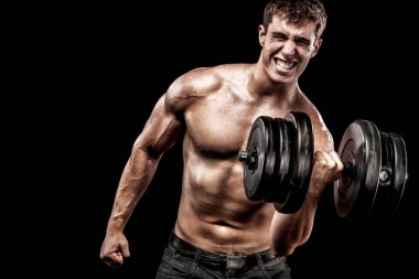Atletik gömleksiz genç spor adamı - fitness modeli halter salonunda tutar. Kopya alanı metin ön plana.