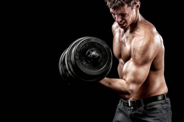 Atletik gömleksiz genç spor adamı - fitness modeli halter salonunda tutar. Kopya alanı metin ön plana.
