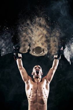 Boksör ile kopya alanı siyah zemin üzerine izole kusursuz zaferini kutluyor kemer şampiyonu..