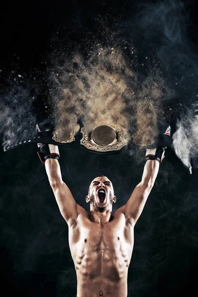 Boxer com cinturão campeão comemorando vitória impecável isolado em fundo preto com cópia Espaço .. — Fotografia de Stock