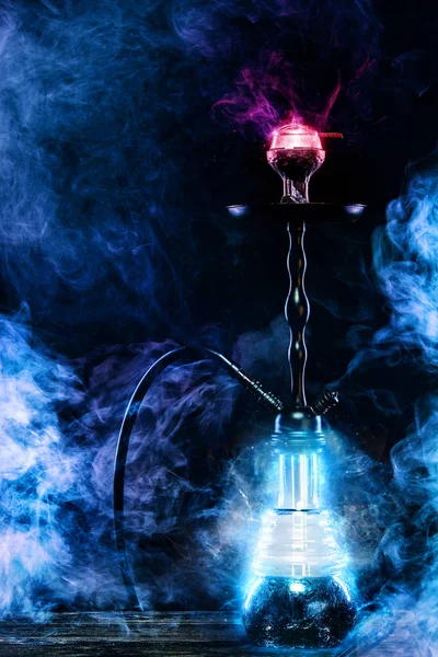 Hookah brasas calientes en un tazón con fondo negro. Elegante shisha oriental. Concepto para bares y clubes nocturnos —  Fotos de Stock