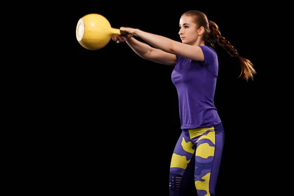 Mulher bonita desportiva com haltere exercitando-se no fundo preto para ficar em forma. Motivação de treino Crossfit . — Fotografia de Stock
