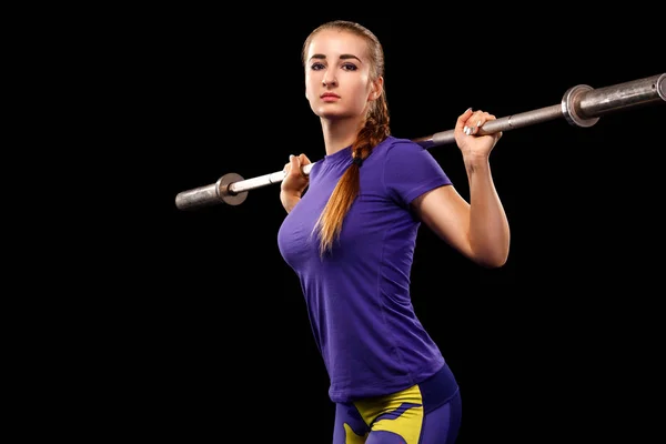 Sportovní krásná žena s činka cvičení na černém pozadí zůstat fit. CrossFit trénink motivace. — Stock fotografie