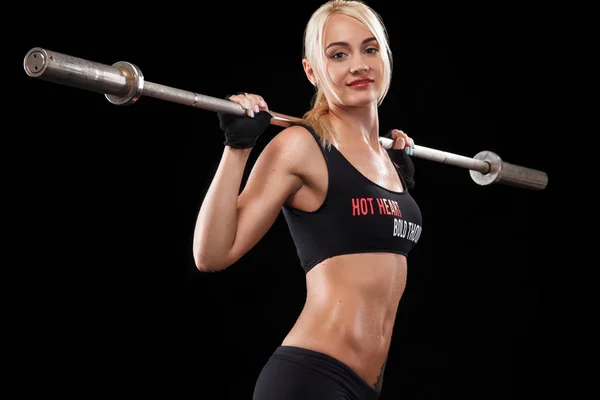 Σπορ όμορφη γυναίκα που κάνει άσκηση άσκηση σε μαύρο φόντο να μείνετε fit. Γυμναστήριο προπόνηση κίνητρο. — Φωτογραφία Αρχείου