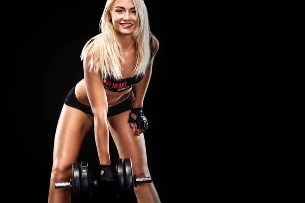 Desportivo e ajuste mulher bonita com haltere exercitando-se em fundo preto para ficar em forma. Fitnwss motivação treino . — Fotografia de Stock