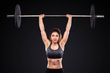 Kalmak siyah arka plan egzersiz egzersiz sportif güzel kadının yapması uygun. Fitness Egzersiz motivasyon.
