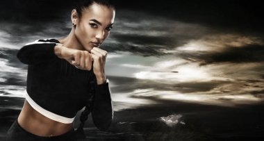 Eğitim gökyüzü arka plan üzerinde boks güçlü atletik, kadın boksör. Kavramı kopya alanı ile boks spor.