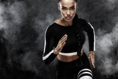 Koşmak bir güçlü atletik, kadın sprinter. Spor, fitness ve spor motivasyon kavramı kopya alanı ile giyen kız.