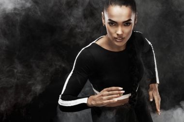 Koşmak bir güçlü atletik, kadın sprinter. Spor, fitness ve spor motivasyon kavramı kopya alanı ile giyen kız.