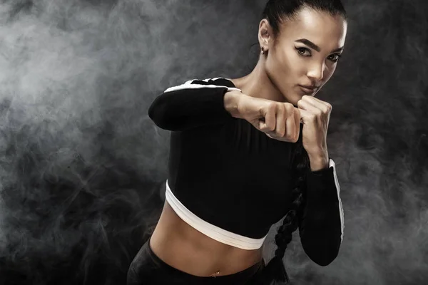 强烈运动，女子拳击手，拳击在黑色背景上的训练。体育拳击与副本空间的概念. — 图库照片