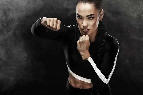 Siyah arka plan üzerine eğitim, boks güçlü atletik, kadın boksör. Kavramı kopya alanı ile boks spor. — Stok fotoğraf