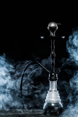 Nargile kömürü kupa siyah arka plan ile. Şık oryantal shisha. Bar ve gece kulüpleri için kavram