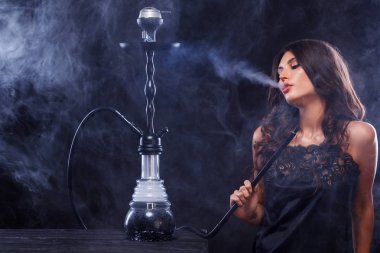 Genç, güzel kadın gece kulübü veya barda bir nargile ya da nargile duman. Sigara zevk. Seksi duman.