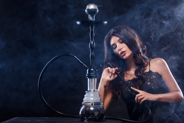 Jovem, mulher bonita no clube noturno ou bar fumar um narguilé ou shisha. O prazer de fumar. Fumaça sexy . — Fotografia de Stock