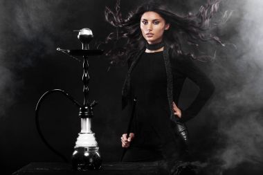Genç, güzel kadın gece kulübü veya barda bir nargile ya da nargile duman. Sigara zevk. Seksi duman.