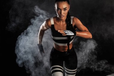 Spor, fitness ve spor motivasyon kavramı kopya alanı ile gündoğumu giyiyor çalışan bir güçlü atletik, kadın sprinter,.