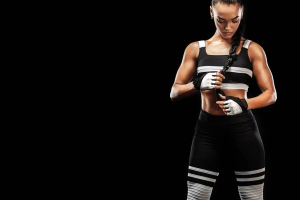 Modelo afro-americano bonito desportivo, mulher em sportwear faz exercício de fitness em fundo preto para ficar em forma — Fotografia de Stock