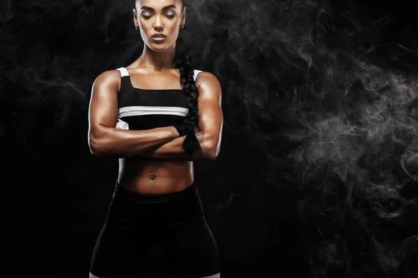 Sportif güzel Afro-Amerikan modeli, eşofman kadında fit kalmak için siyah arka plan egzersiz fitness yapar — Stok fotoğraf