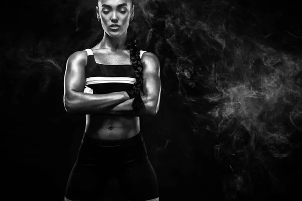 Sportieve mooie Afro-Amerikaanse model, vrouw in sportwear maakt fitness met zwarte achtergrond verblijven fit — Stockfoto