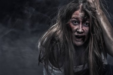 Örtmek zombi kadın, korku arka planı Cadılar Bayramı kavramı ve kitap için. Kopya alanı.
