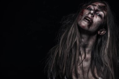 Örtmek zombi kadın, korku arka planı Cadılar Bayramı kavramı ve kitap için. Kopya alanı.