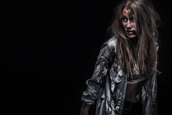 Zombie vrouw, Horror achtergrond voor halloween concept en boek dekken. Kopiëren van ruimte. — Stockfoto