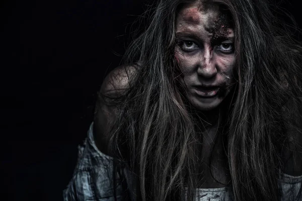 Zombie vrouw, Horror achtergrond voor halloween concept en boek dekken. Kopiëren van ruimte. — Stockfoto