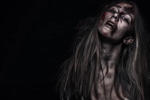 Mujer Zombie, Fondo de horror para el concepto de Halloween y la portada del libro. Copiar espacio . —  Fotos de Stock