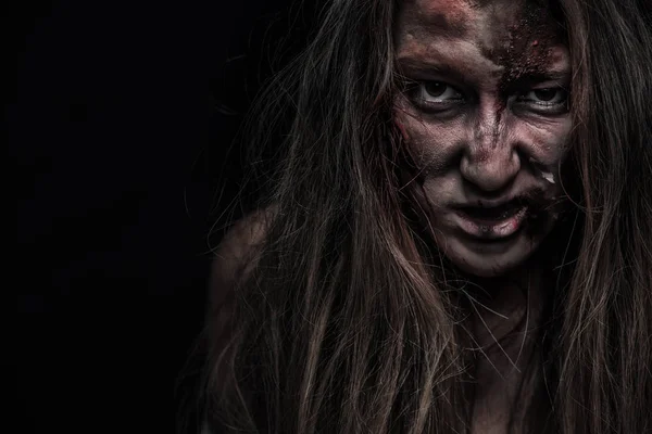 Mujer Zombie, Fondo de horror para el concepto de Halloween y la portada del libro. Copiar espacio . — Foto de Stock