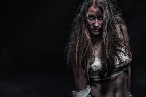 Zombie vrouw, Horror achtergrond voor halloween concept en boek dekken. Kopiëren van ruimte. — Stockfoto