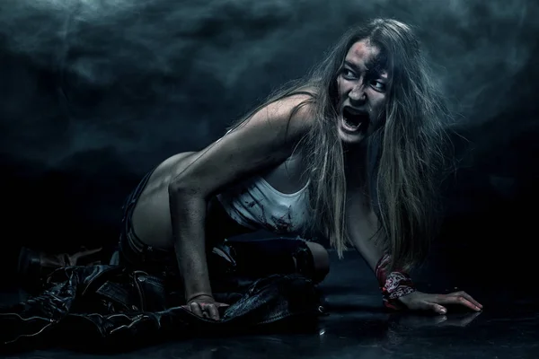 Zombie kvinna, skräck bakgrund för halloween koncept och bok täcka. Kopiera utrymme. — Stockfoto