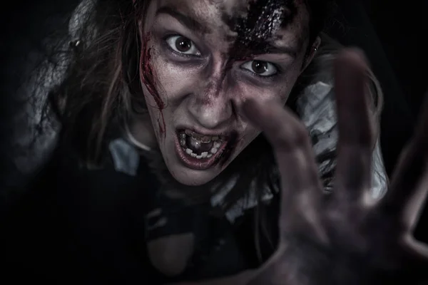 Zombie žena, pozadí horor halloween koncept a knihy pokrývají. Kopírovat prostor. — Stock fotografie