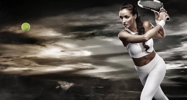 Το όμορφο άθλημα γυναίκα παίκτης του τένις με ρακέτα στο κοστούμι Λευκά αθλητικά — Φωτογραφία Αρχείου