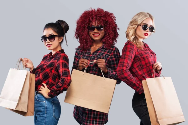 3 행복 한 여성 선글라스입니다. 아프리카 미국, 아시아, 백색 인종 경주 한다입니다. 검은 금요일 휴가에 회색 배경에 고립 된와 함께 쇼핑. 판매 광고에 대 한 개념. — 스톡 사진