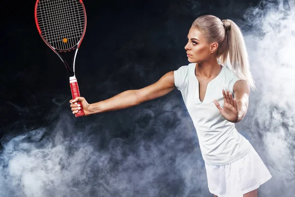 Όμορφη ξανθιά αθλητισμού γυναίκα παίκτης του τένις με ρακέτα με λευκό κοστούμι — Φωτογραφία Αρχείου