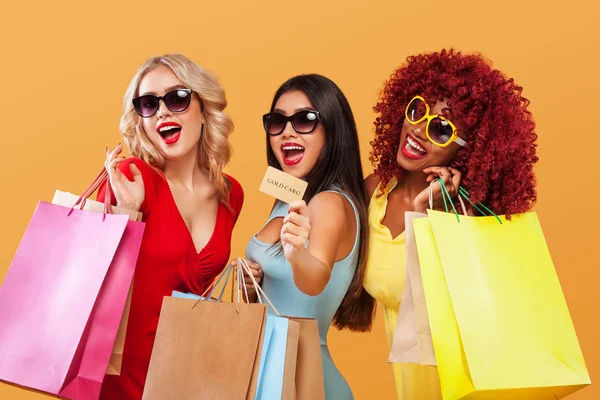 이중 11 쇼핑 축제입니다. 3 행복 한 여성 선글라스 쇼핑 후. 아프리카 미국, 아시아, 백색 인종 경주 한다입니다. 검은 금요일 휴가입니다. 판매 광고에 대 한 개념. — 스톡 사진