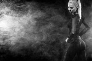 Sportif güzel Afro-Amerikan modeli, eşofman kadında fit kalmak için siyah arka plan egzersiz fitness yapar