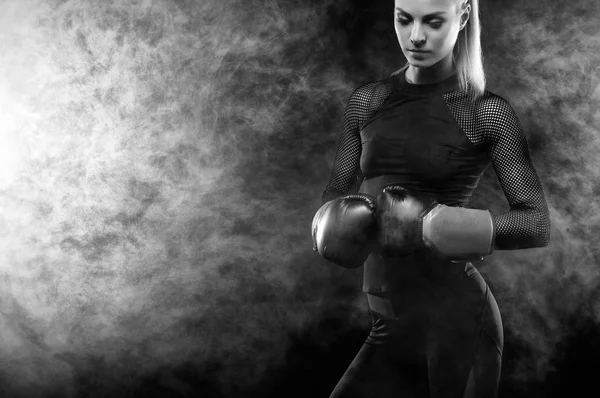 Um atlético forte, mulher boxeador, boxe no treinamento sobre o fundo preto. Conceito de boxe esporte com espaço de cópia . — Fotografia de Stock