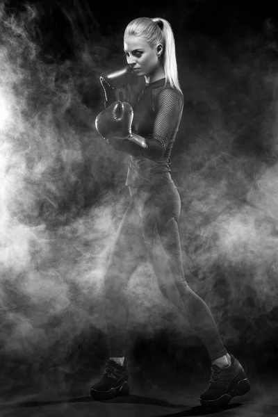 Um atlético forte, mulher boxeador, boxe no treinamento sobre o fundo preto. Conceito de boxe esporte com espaço de cópia . — Fotografia de Stock