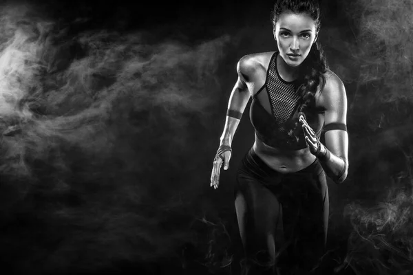 Um atlético forte, mulher velocista, correndo em fundo preto vestindo no sportswear, fitness e motivação desportiva. Conceito de corredor com espaço de cópia . — Fotografia de Stock