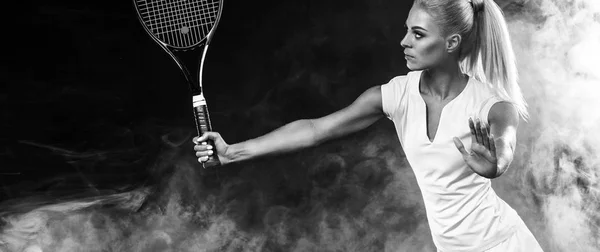 Hermosa mujer deportiva rubia tenista con raqueta en traje rojo — Foto de Stock